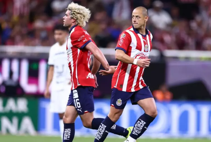 Chivas vs Pumas Chicharito entrena al parejo