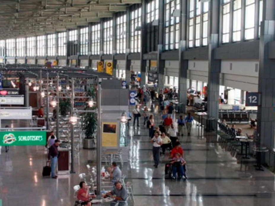 Personal del Aeropuerto Internacional Benito Juárez de la Ciudad de México (AICM) ofrece a los viajeros que arriban a la capital del país información acerca del virus del Ébola.