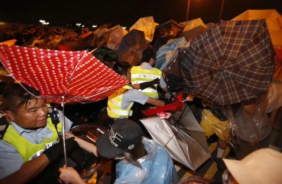 En varios videos distribuidos en redes sociales y por medios internacionales, se ve como agentes de la policía de Hong Kong golpean a varios manifestantes.