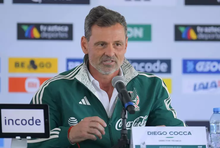 Diego Cocca con la chamarra de Selección Mexicana