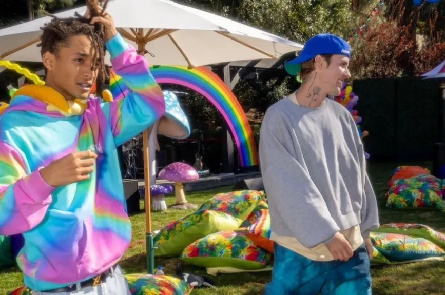 Jaden y Justin se besan (5).jpg