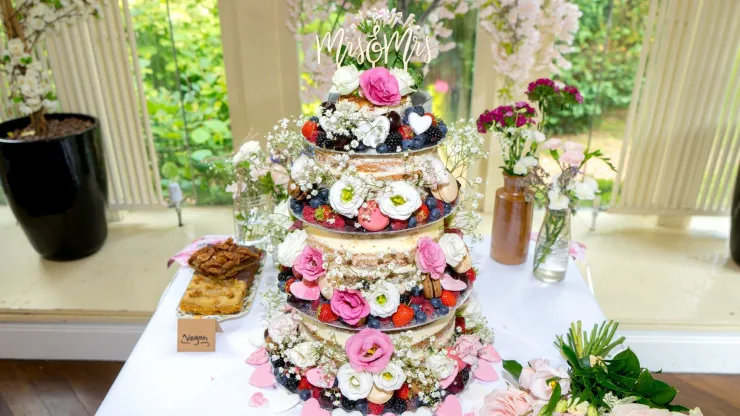 49 ideas de pastel de bodas que puedes tomar como inspiración: desde sencillos hasta muy elaborados.