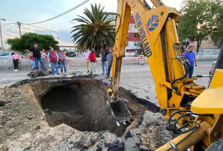 Un socavón apareció en la Avenida Primero de Mayo en el municipio de Ecatepec, Estado de México.