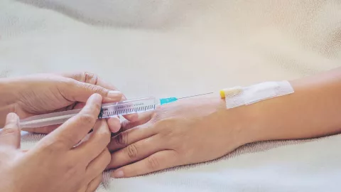 Sueros vitamínicos ¿realmente mejoran tu energía y bienesta.jpg