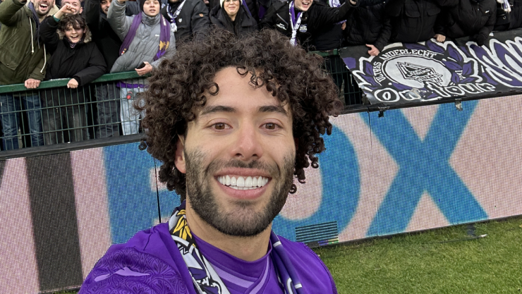 Chino Huerta con aficionados del Anderlecht
