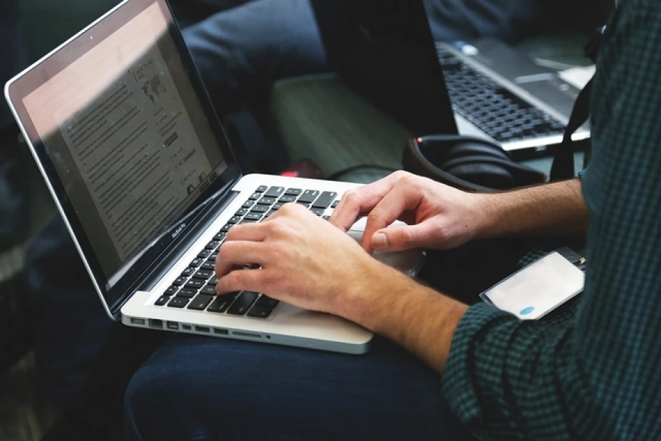 os jóvenes la han adoptado para hablar de algo que genera cambios y rompe con modelos estáticos a través de nuevas tecnologías y nuevos modelos de negocio.