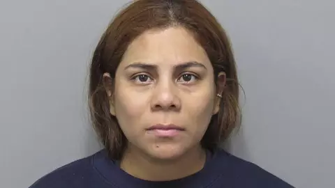 Mujer es condenada por dejar morir a su hija de 16 meses