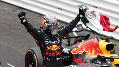Checo P&eacute;rez celebra el triunfo del Gran Premio de M&oacute;naco con la bandera de M&eacute;xico