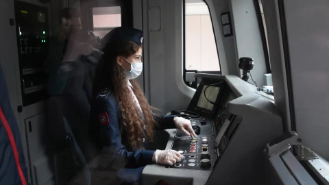 Metro de Moscú contrata a las primeras mujeres conductoras de su historia