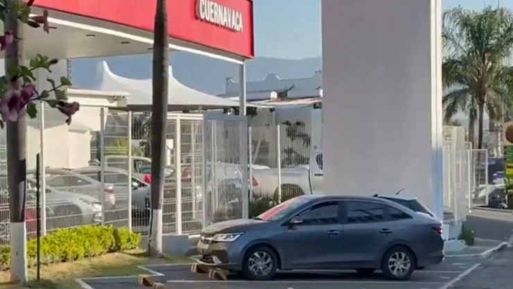 ¡Atraco millonario! Comando armado roba 8 camionetas de agencia de Morelos
