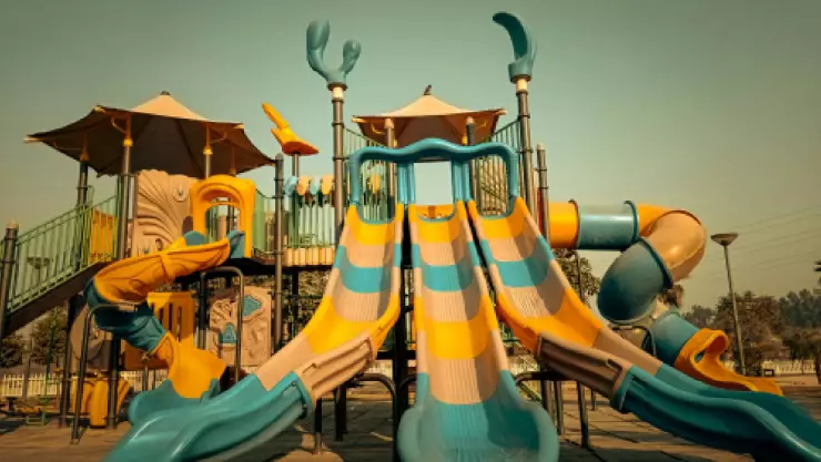 FOTO_ Mamá toma foto a su hija y capta al TERRORÍFICO amigo imaginario de la menor