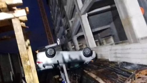 Conductor cae estacionamiento de una Plaza de Cancún; estaba en el segundo piso