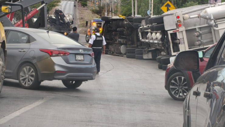 Se vuelca tractocamión en El Marqués 6 de abril
