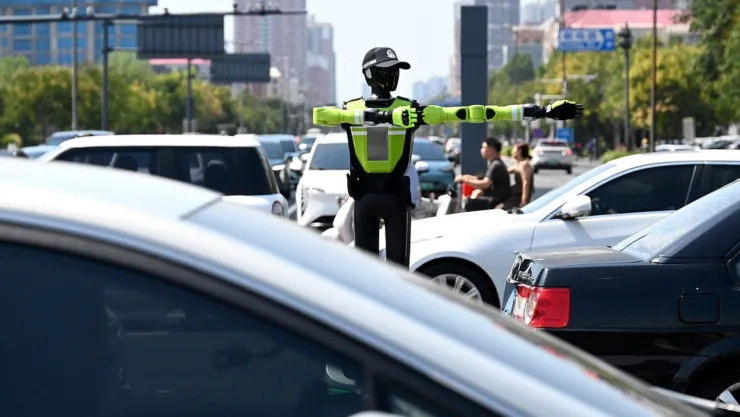 Robot humanoide trabaja como agente de tránsito en China