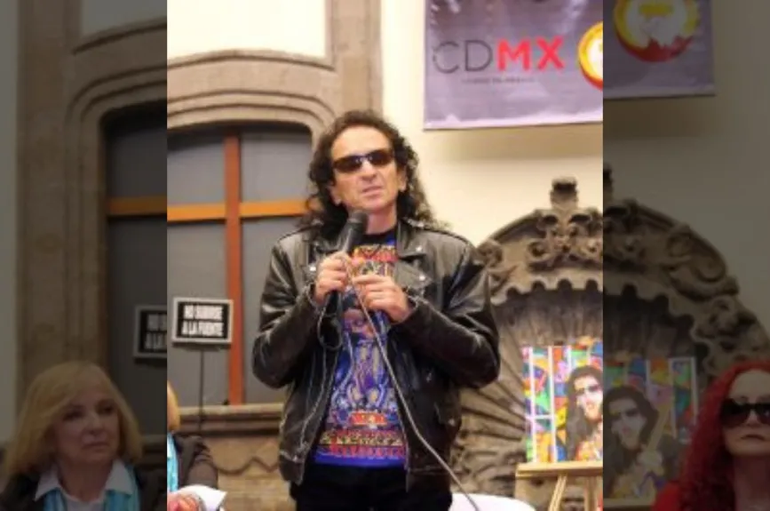 Alex Lora hablando.jpg