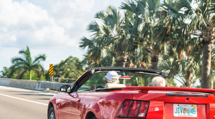 Un automóvil circula por carretera de Florida