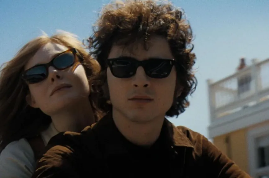 En 2024, Chalamet asumió el papel de Bob Dylan en ‘Un completo desconocido’, una biografía que explora los primeros años del músico en Nueva York. La película recibió elogios por su autenticidad y la actuación de Chalamet.
Crédito: Searchlight Pictures