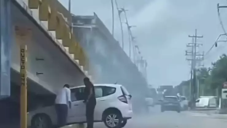 Fuerte accidente de tránsito en Playa del Carmen, auto queda incrustado en el puente (VIDEO).jpg