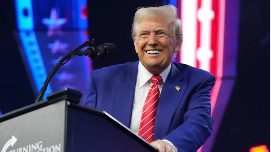 Donald trump habla en el evento AmericaFest.