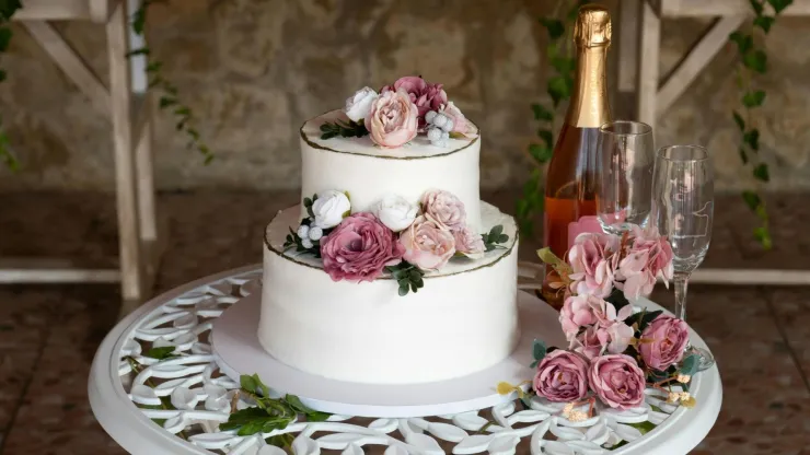 49 ideas de pastel de bodas que puedes tomar como inspiración: desde sencillos hasta muy elaborados.