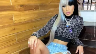 Yailin con el cabello blanco y negro..jpg