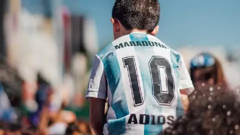 Maradona le metió un gol a niño sin piernas