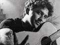 Christian Nodal con su guitarra..jpg