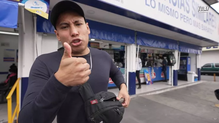 Youtuber Yulay regala medicamento en Neza