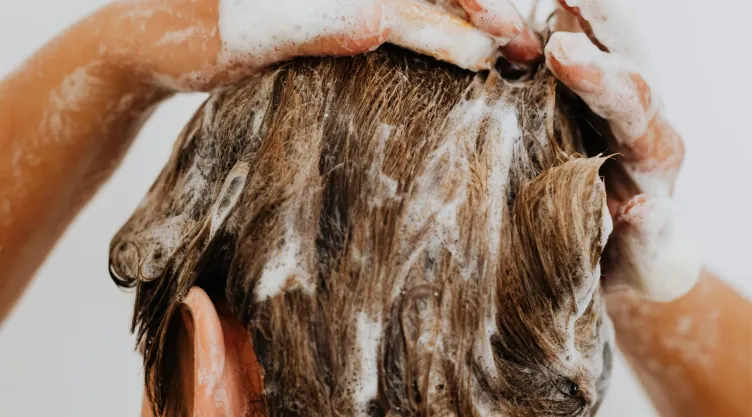 ¿Por qué es mejor utilizar un champú casero para la caída de cabello?