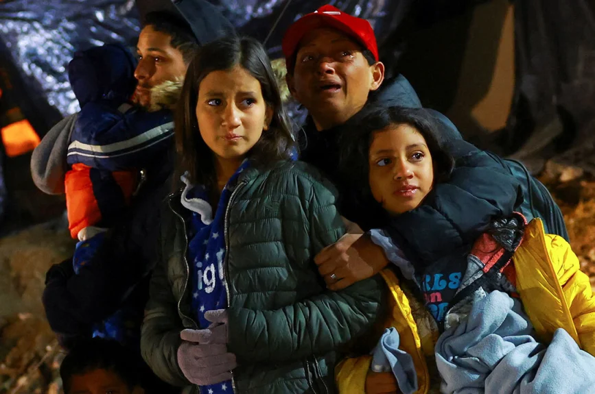 familia_migrante_campamento_chihuahua_ninos_mujer_llorando_hombre_bebe