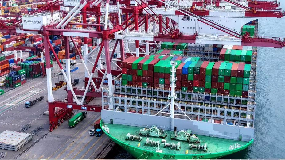 Contenedores comerciales en el puerto de Qingdao, China.