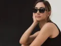 Nicole McPherson con lentes obscuros..jpg