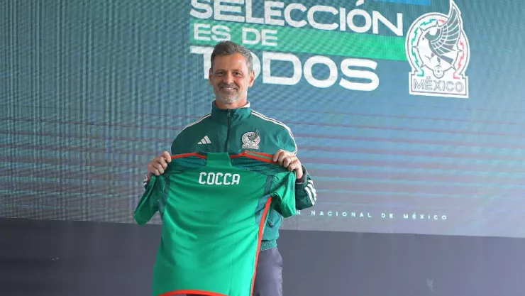 Diego Cocca con playera Selección Mexicana
