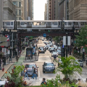 Autos circulando por las calles de Chicago, Illinois