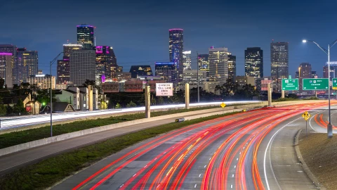 Vista de una carretera de Houston, con los edificios de fondo