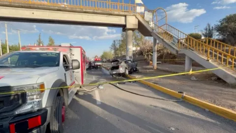 FOTOS: Mueren 3 jóvenes tras estrellarse contra un puente peatonal