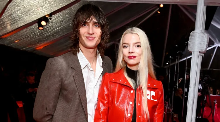 Esposo de Anya Taylor-Joy le propuso matrimonio en la banca de ‘Forest Gump’