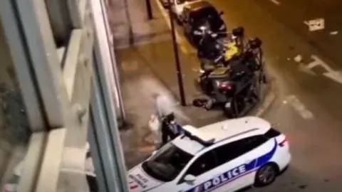 Policías lanzan gas lacrimógeno a hombre en situación de calle