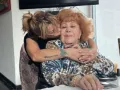 Alejandra Guzmán dándole un beso a Silvia Pinal..jpg