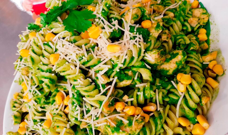 Fusilli con crema poblana y pollo
