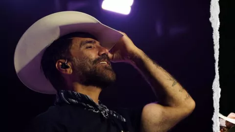 Alejandro Fernández reacciona al beso de su madre Cuquita y otro hombre