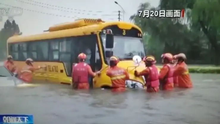 En China las lluvias causan severas inundaciones, al menos 12 muertos.