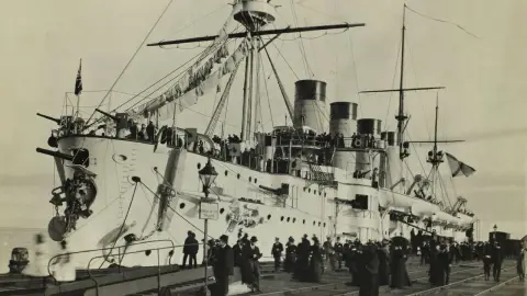 James Cameron responde sobre final de Titanic ¿Jack podía salvarse_.
