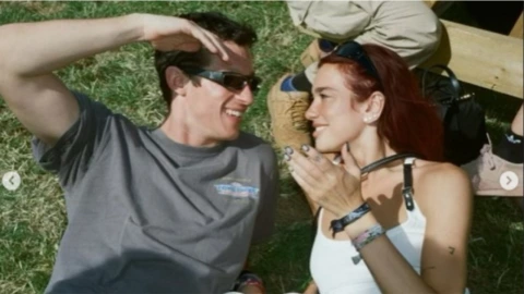 Dua Lipa y Callum Turner se comprometieron en Navidad