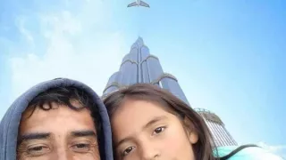 Cambian fondo de foto de padre