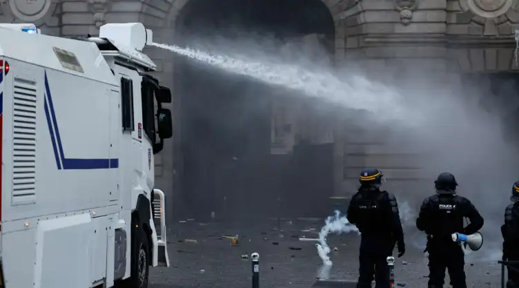 Policía francesa utiliza un cañón de agua durante una manifestación en París.