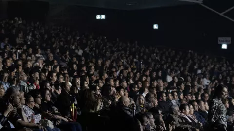 Gerardo Urbán transforma la figura del director de orquesta con conciertos que conectan al público y rompen moldes clásicos.