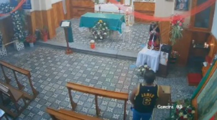 VIDEO-_-Robo-en-iglesia-de-Puebla_-así-fingió-rezar-para-llevarse-las-limosnas.webp