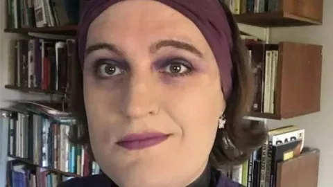 sacerdote no binario en iglesia catolica