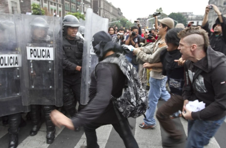 Cientos de jóvenes que participaron en la marcha conmemorativa de los hechos violentos del 10 de junio de 1971 ingresaron al Zócalo capitalino por la calle 5 de Mayo